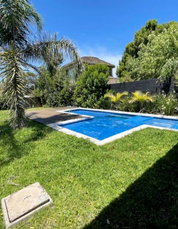 MANANTIALES. Casa de 3 dormitorios y piscina